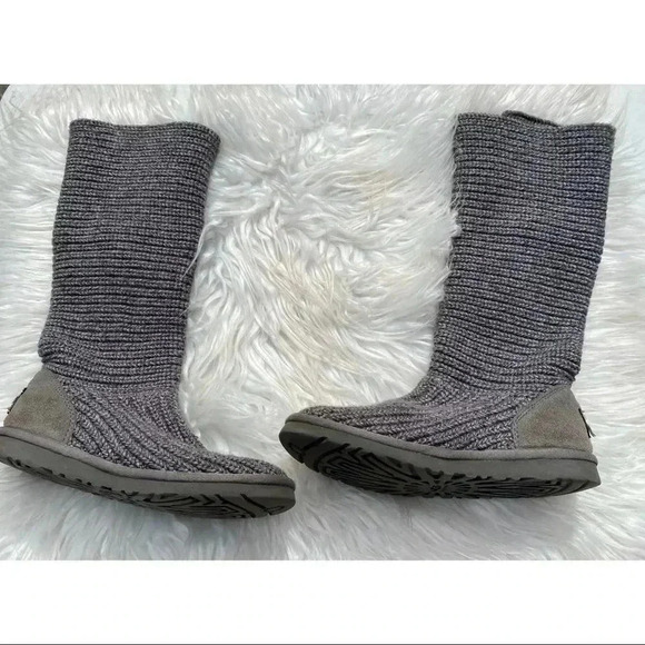UGG®
Women's Classic Cardy Boots - Picture 4 of 7